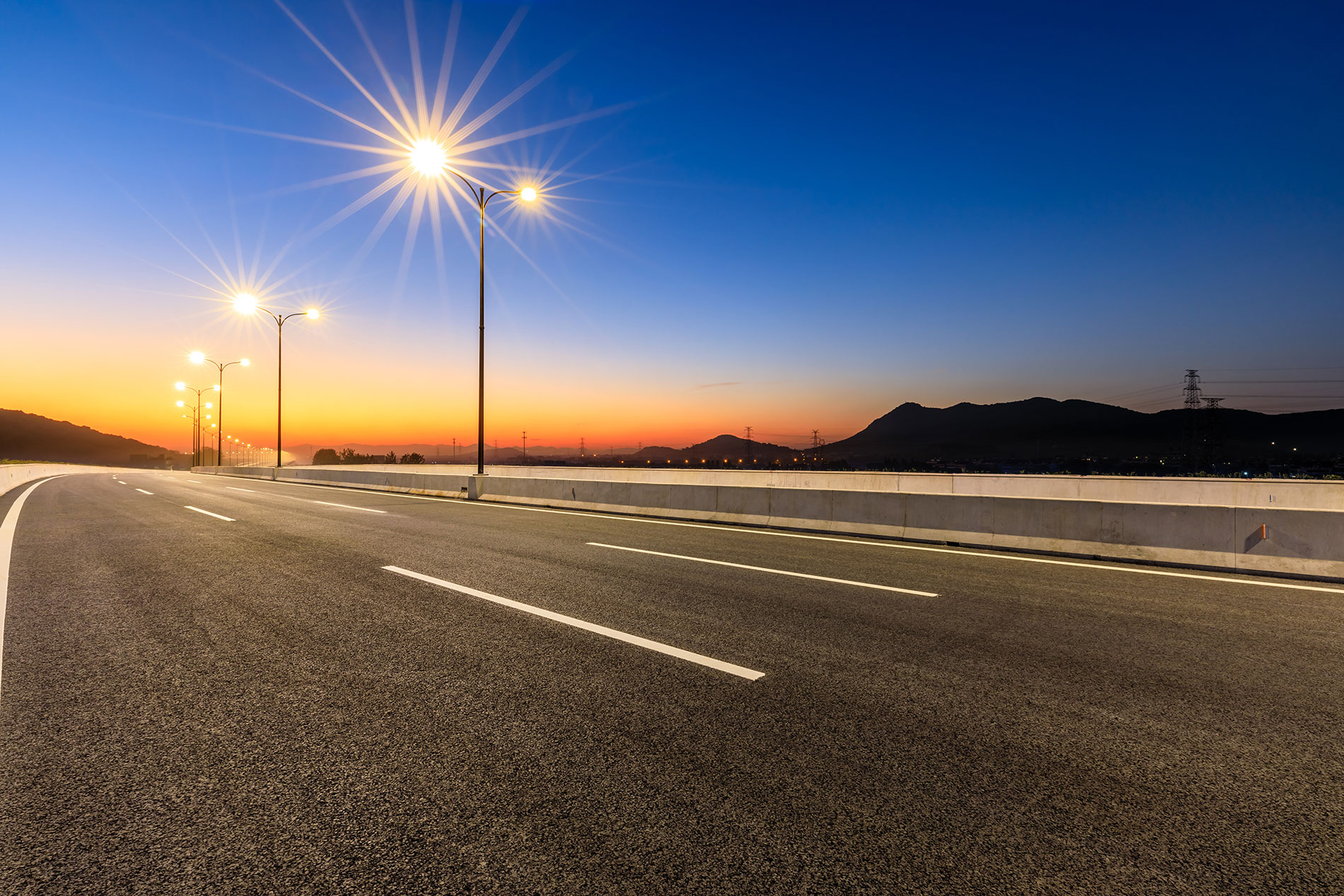 Beleuchtungsmasten und Infrastruktur